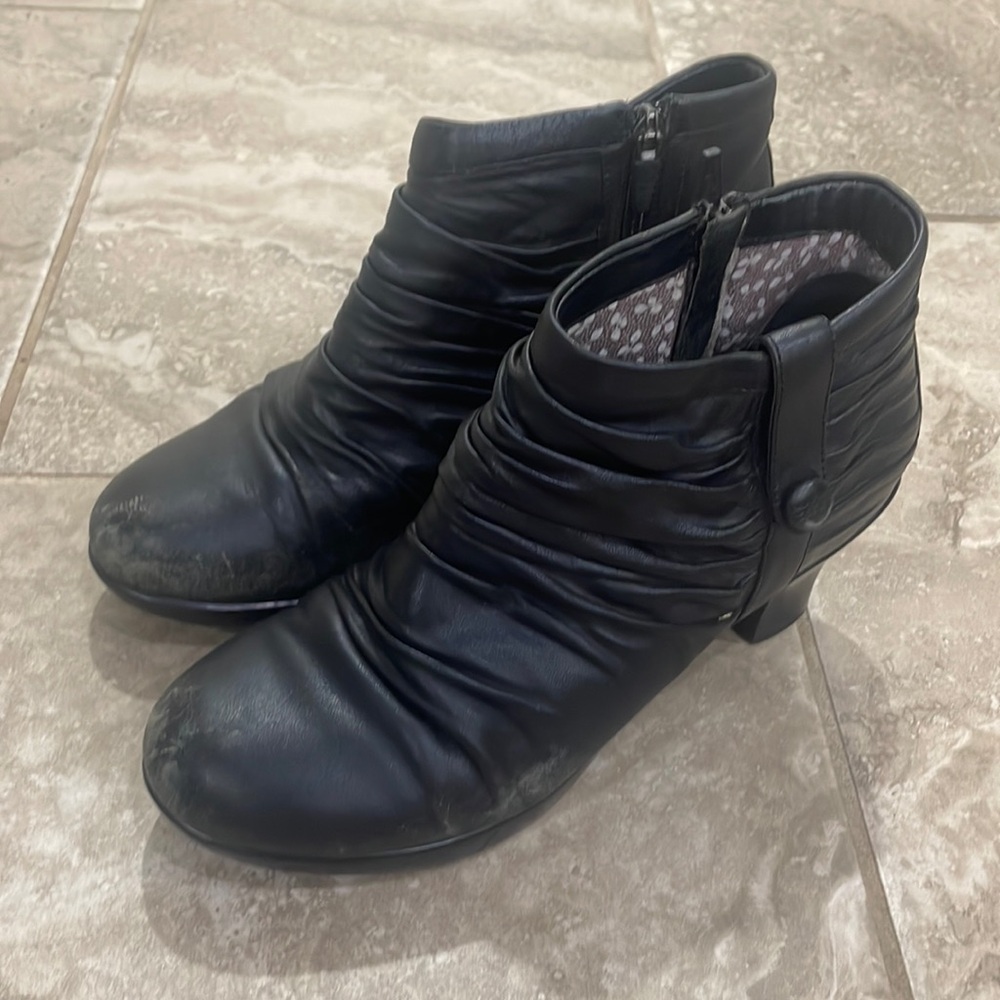 DANSKO BUFFY Black Leather Scrunch Ankle Booties Boots Size 39 EU / 8.5 US